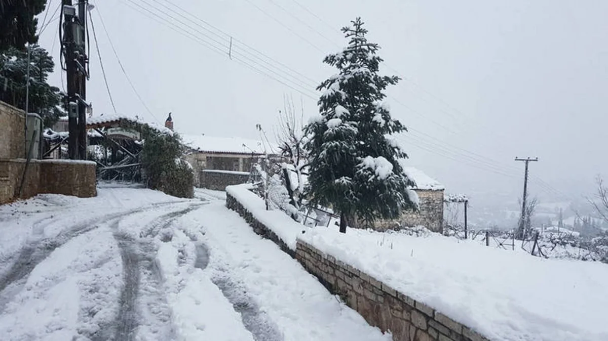 Yunanıstanda qar yollarda problemlər yaradıb