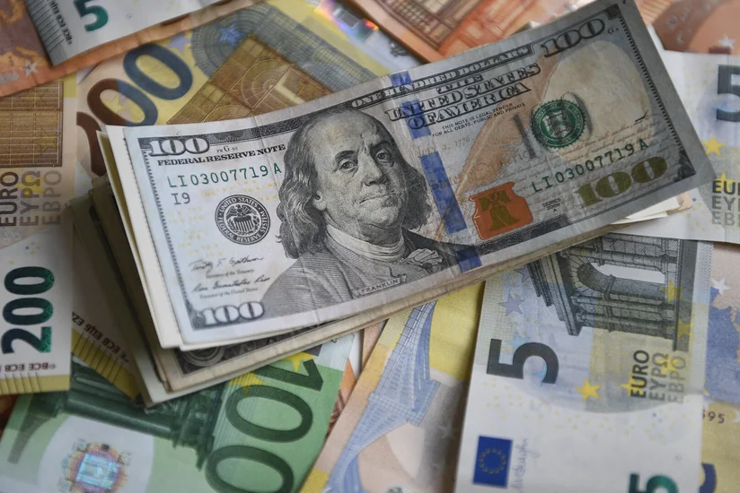 Rusiya rekord həcmdə nağd valyuta idxal edib