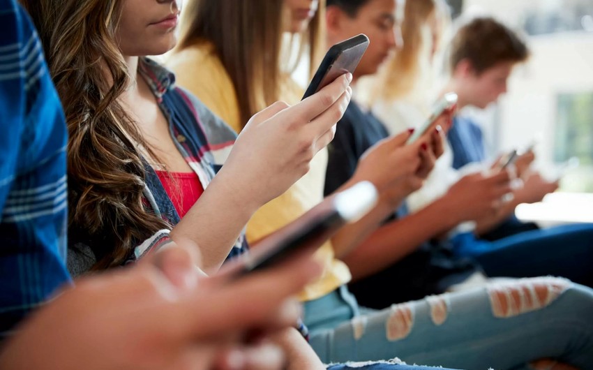 Britaniya məktəbləri mobil telefonlara tam qadağa tətbiq edəcək