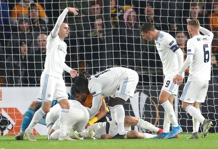 Sloveniyalı futbolçunun Avropa Liqası matçında beyni silkələnib - VİDEO
