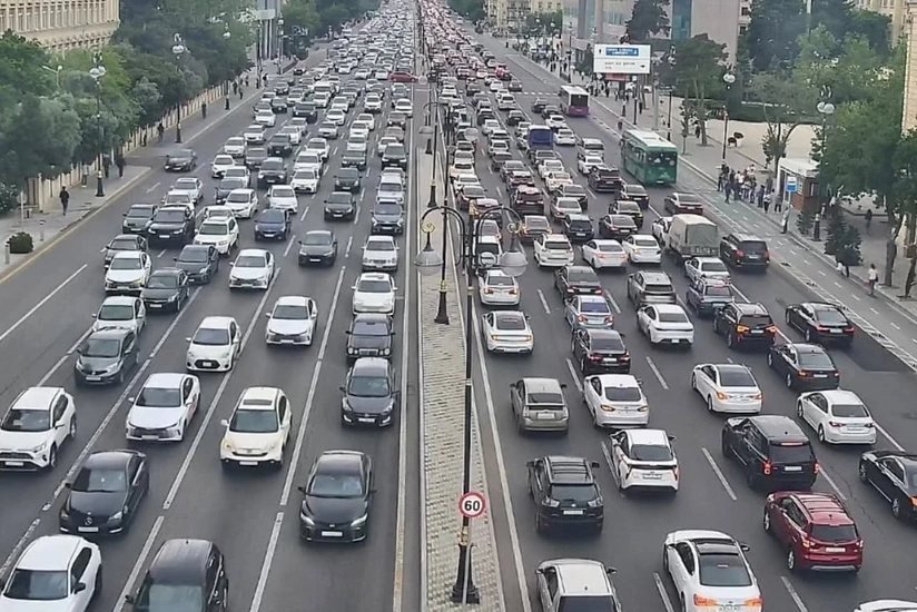 В Баку на некоторых магистралях образовались пробки