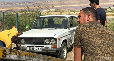 Abşeronda avtomobil Duz gölünün çərçivəsini qıraraq qəza törədib - FOTO