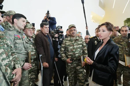 Мехрибан Алиева встретилась с военными, обеспеченными Фондом Гейдара Алиева высокотехнологичными протезами - ФОТО