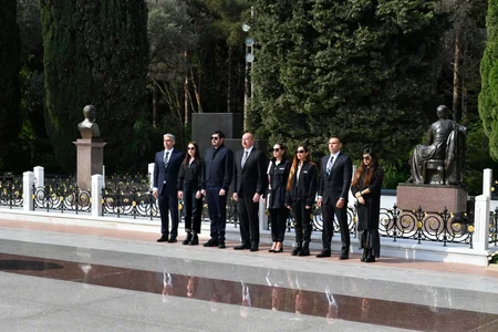 İlham Əliyev, Mehriban Əliyeva və ailə üzvləri Heydər Əliyevin Fəxri xiyabanda məzarını ziyarət ediblər