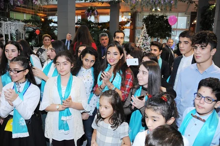 Leyla Əliyeva xüsusi qayğıya ehtiyacı olan uşaqlar üçün keçirilən şənlikdə iştirak edib