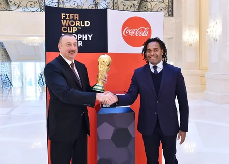 Futbol üzrə dünya çempionatının Kubokunun əsli Prezident İlham Əliyevə təqdim edilib - YENİLƏNİB