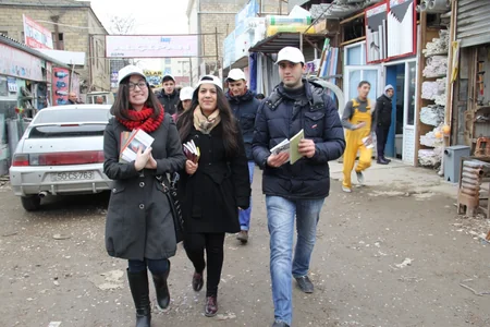 Bakının bazar, yanacaqdoldurma məntəqəsi, yeməkxana və marketlərində kitab paylanıb