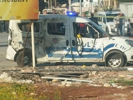 Türkiyədə polis avtomobilinə hücum olub, iki polis yaralanıb