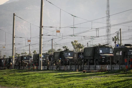 Турция размещает на границе с Сирией военную силу и технику