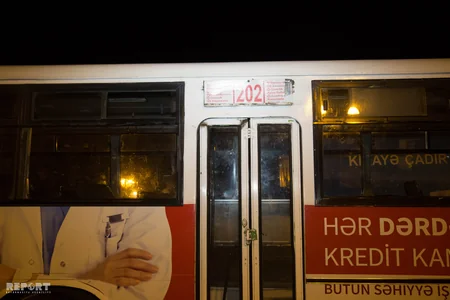 Bakıda sürətlə hərəkətdə olan sərnişin avtobusu piyadanı vurub - FOTO