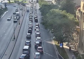 На ряде улиц и проспектов Баку затруднено движение транспорта