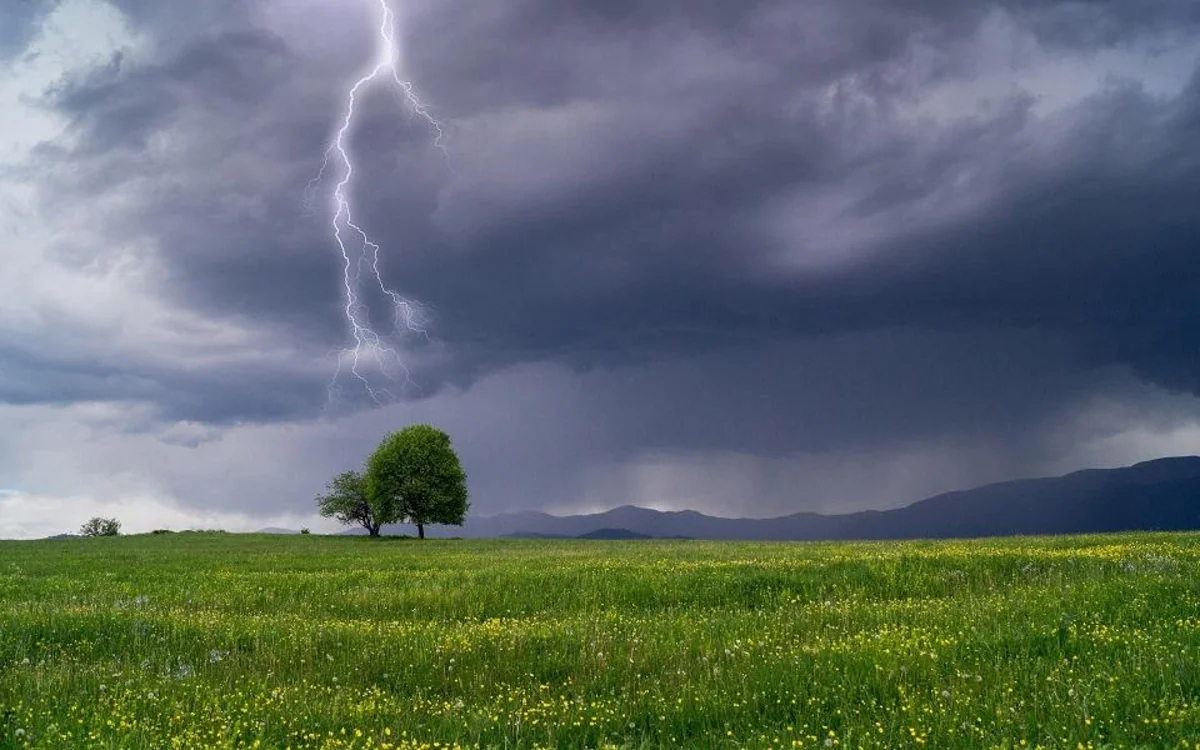 Samuxda 18 yaşlı oğlanı ildırım vurdu 