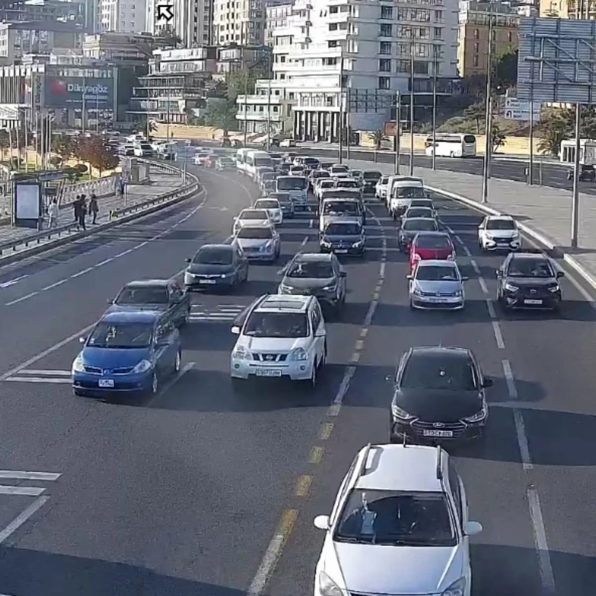 Bakının bir çox yollarında tıxac müşahidə edilir