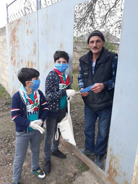 Kənd müəllimləri evdə maska tikərək pulsuz paylayır