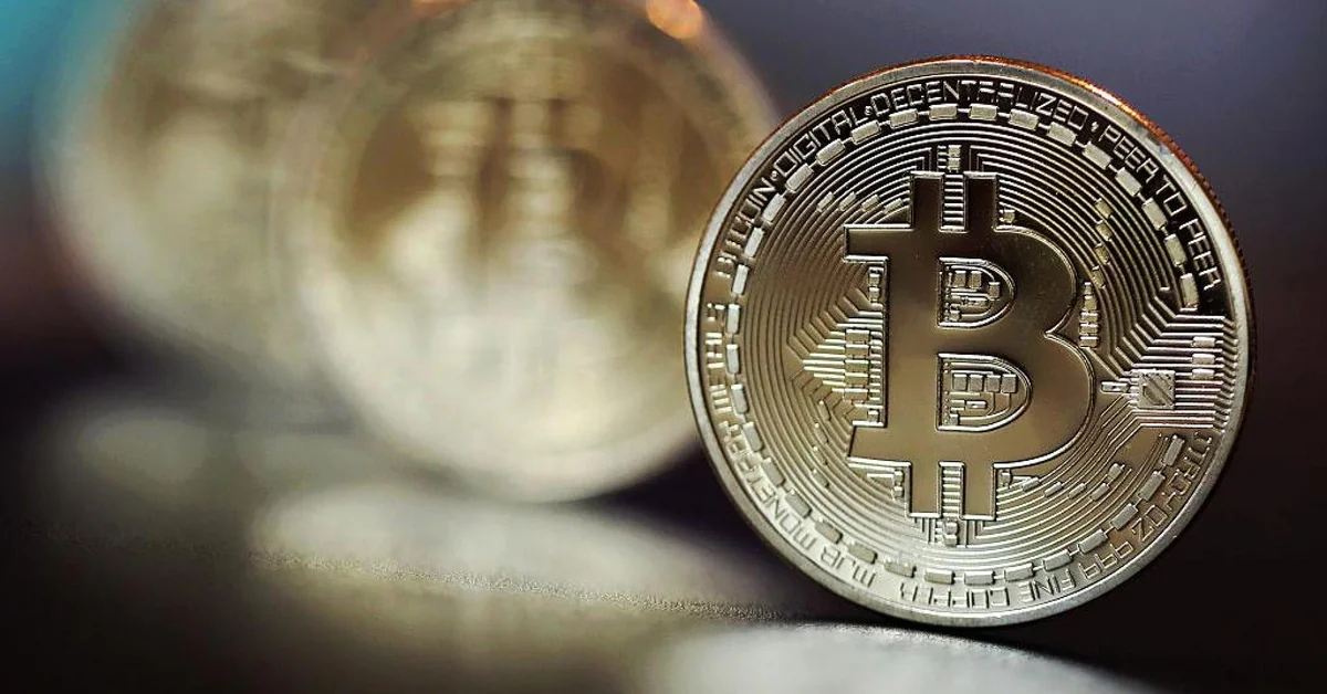 Курс биткойна за сутки упал на 13%