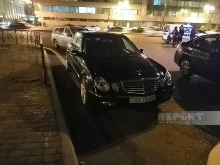 Bakıda qırmızı işıqdan keçən motosikletçini avtomobil vurub