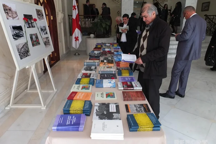 Azərbaycanın Gürcüstandakı səfirliyində soyqırımı qurbanları yad edilib, kitab sərgisi keçirilib