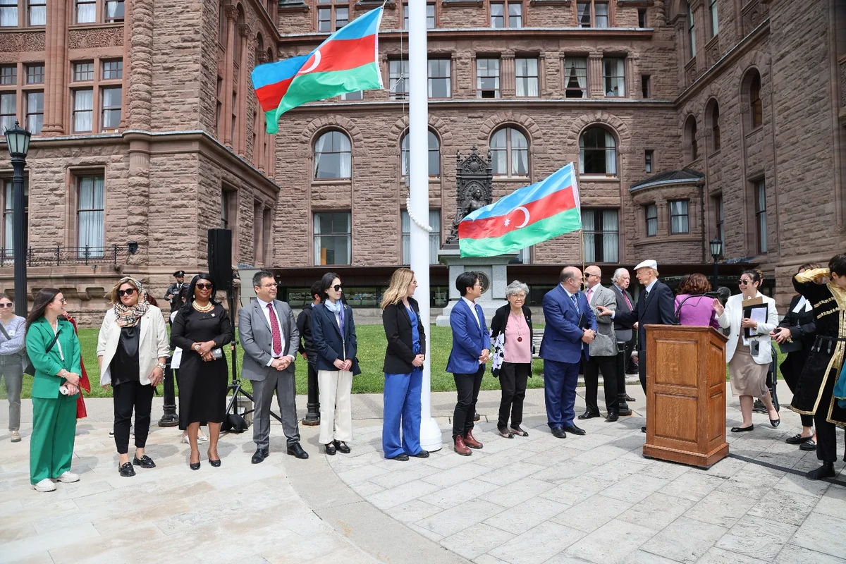 Azərbaycanın Dövlət Bayrağı Kanadanın Ontario Qanunvericilik Assambleyasının önündə ucaldılıb
