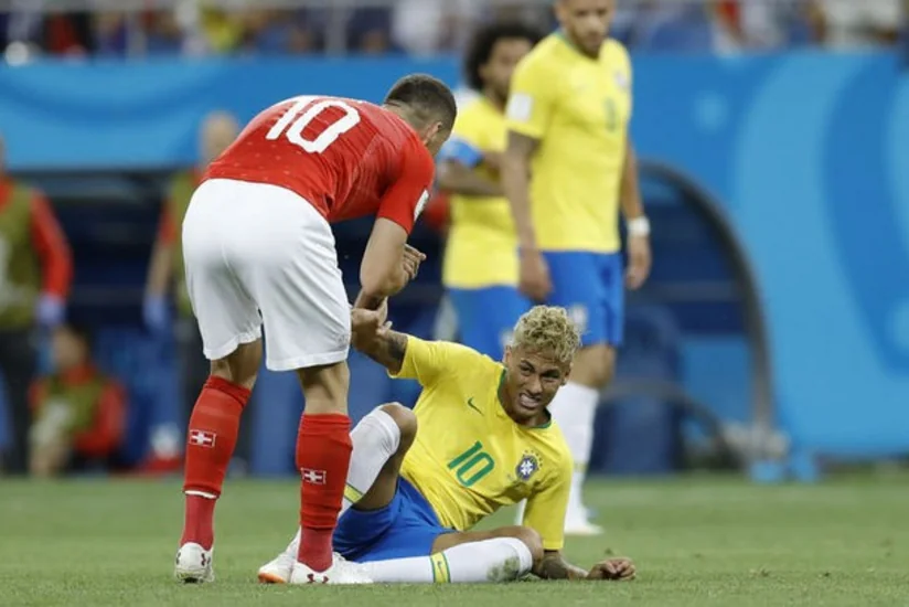 Neymar 1998-ci ildən bəri bir oyunda ən çox qayda pozuntusuna məruz qalan futbolçu olub