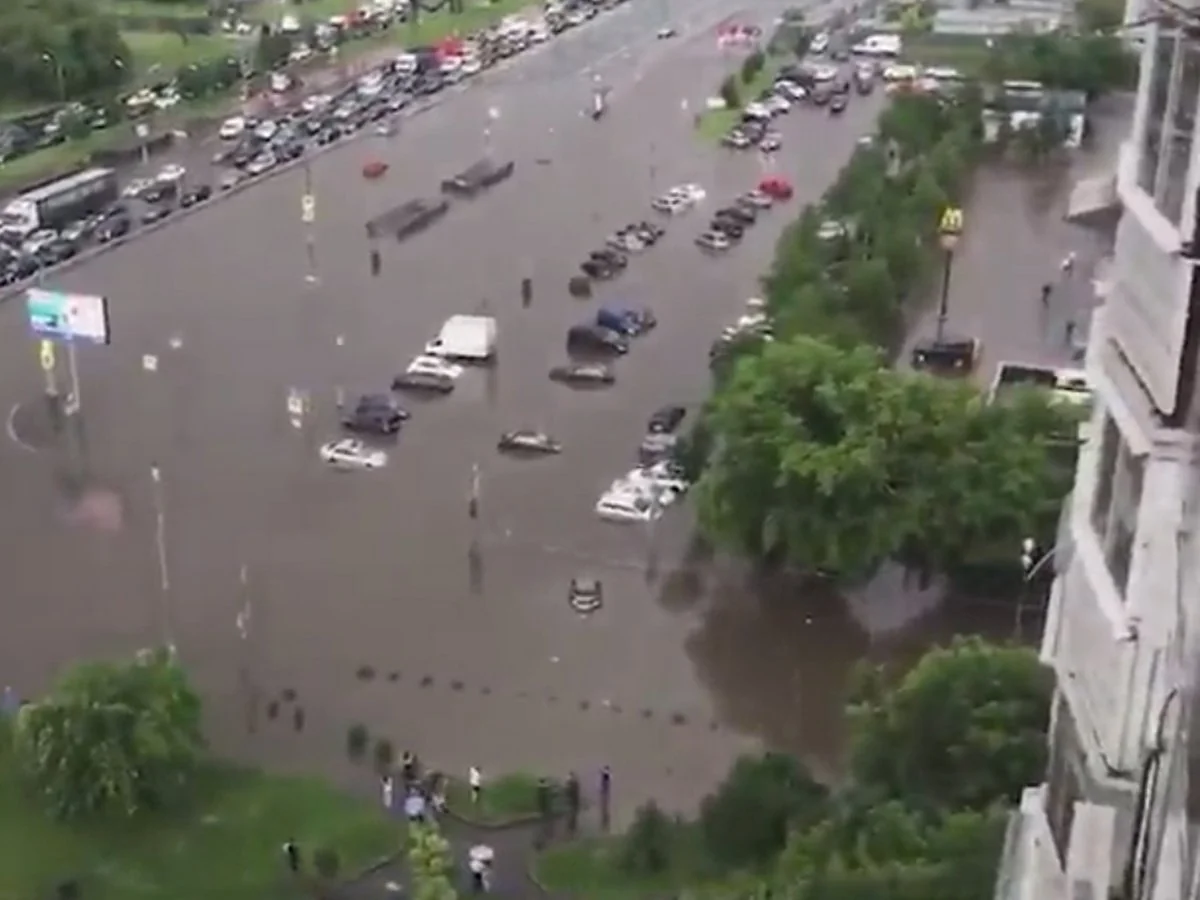 В Москве из-за ливня подтопило улицы и станцию метро
