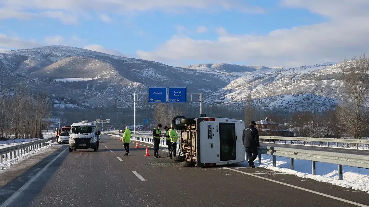 Türkiyədə hərbçiləri daşıyan avtomobil aşıb, 1 əsgər ölüb, 3-ü yaralanıb