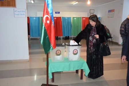 Azərbaycanın ən yaşlı seçicisi seçki məntəqəsinə gələrək səs verib - VİDEO - YENİLƏNİB
