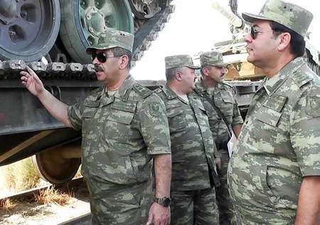 Azərbaycan MN: ​Zirehli döyüş texnikası təlim rayonlarına çatdırılıb