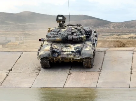 Azərbaycanın müdafiə naziri Silahlı Qüvvələrin tank bölmələrinin döyüş hazırlığını yoxlayıb