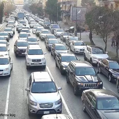 Bakının bir sıra yollarında nəqliyyat vasitələrinin hərəkəti çətinləşib