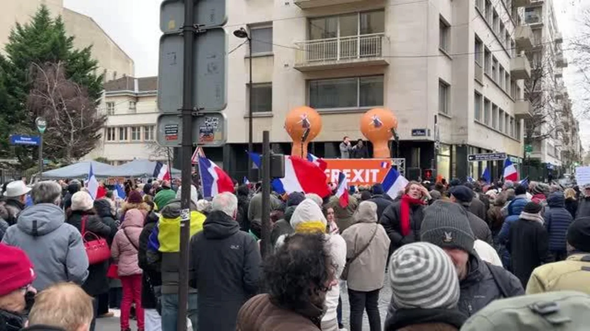 Parisdə Fransanın Aİ-dən çıxmasının tərəfdarları İttifaqın bayrağını cırıblar