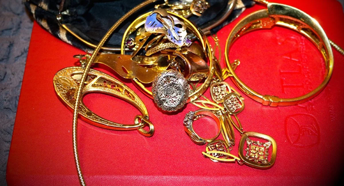 Bakıda mağazadan qızıl-zinət əşyaları oğurlanıb