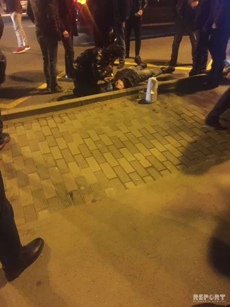 Bakıda avtomobil yolu keçən piyadanı vurdu