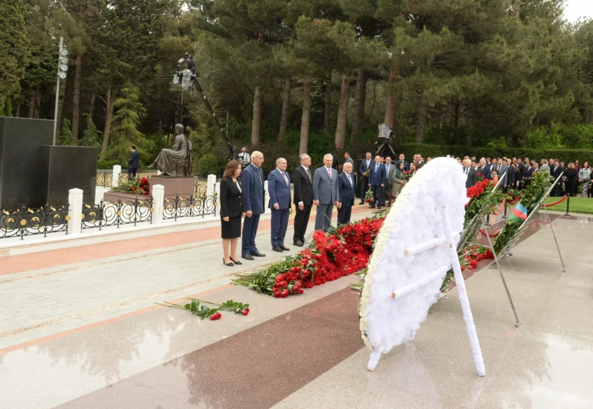 YAP-ın nümayəndələri Ulu Öndər Heydər Əliyevin məzarını ziyarət ediblər