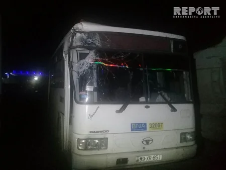 Bakıda sərnişin avtobusu yük maşınına çırpılıb, yaralananlar var - FOTO