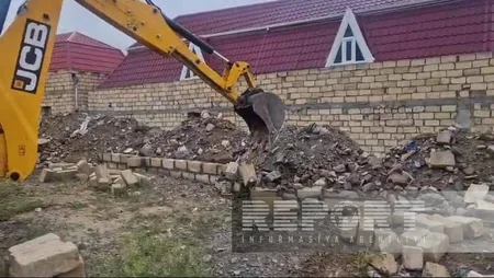 Gəncədə bir neçə qanunsuz tikilinin qarşısı alınaraq sökülüb