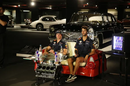 Formula 1 pilotları klassik avtomobillərlə yürüş ediblər