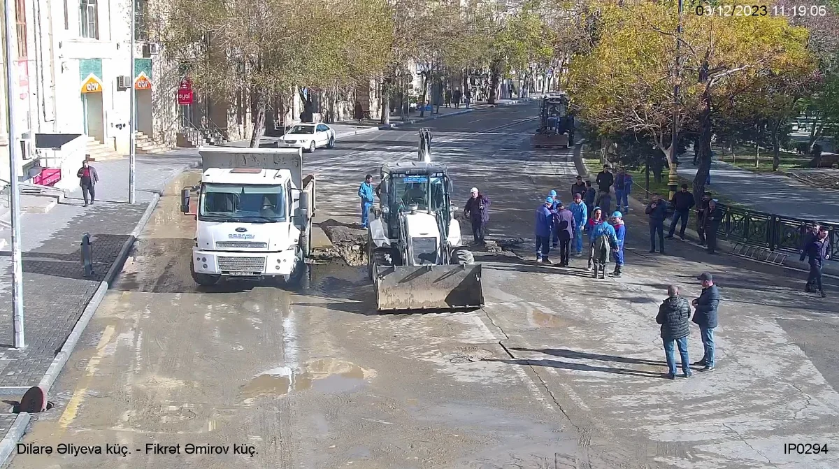 Bakıda Azadlıq prospekti - Dilarə Əliyeva küçəsinin kəsişməsindəki yolda məhdudiyyət tətbiq edilib