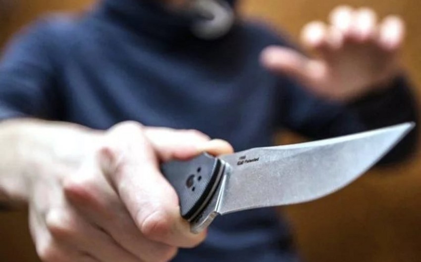 Bakıda 12 yaşlı oğlan “Oba” marketin satıcısını hədələyərək kassadakı pulları aparıb