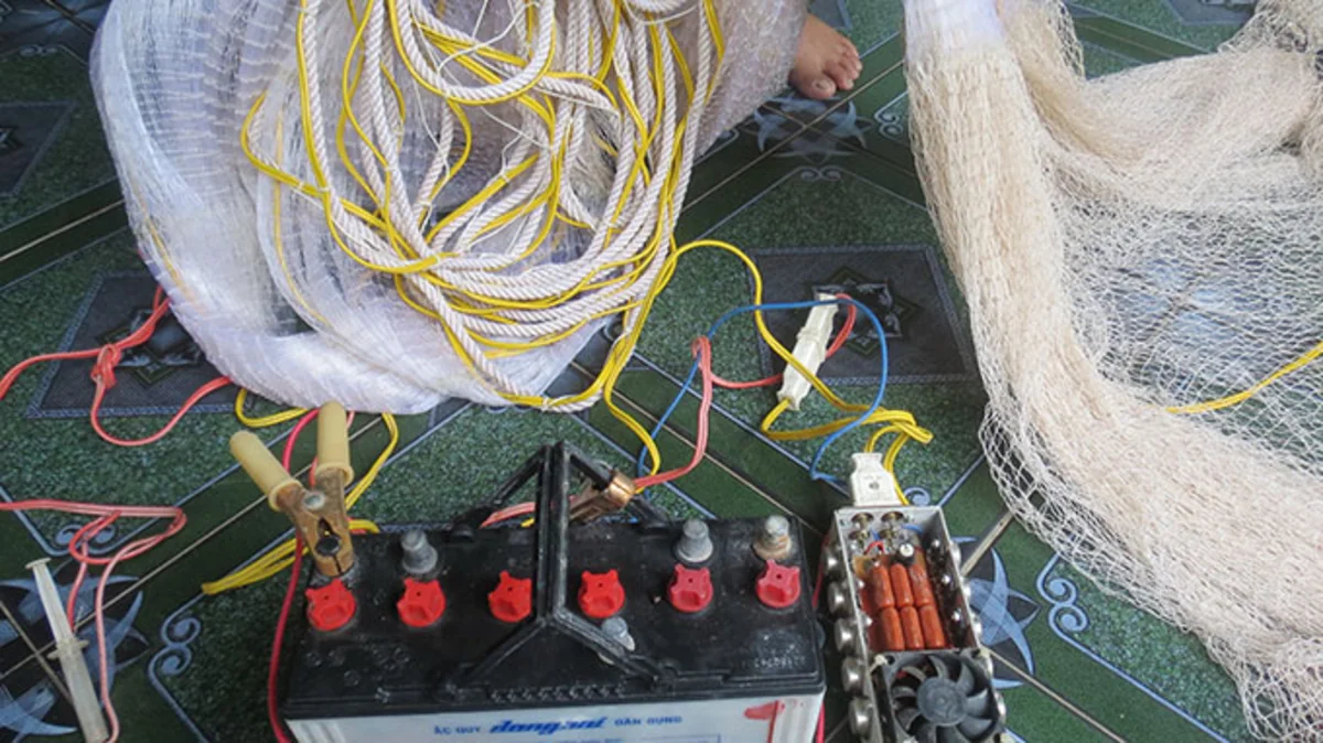 Electrofishing man hit by voltage in Azerbaijan - PHOTO