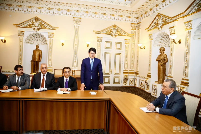 Ramiz Mehdiyev Fuad Muradovu Diasporla İş üzrə Dövlət Komitəsinin kollektivinə təqdim edib - FOTO - VİDEO - YENİLƏNİB