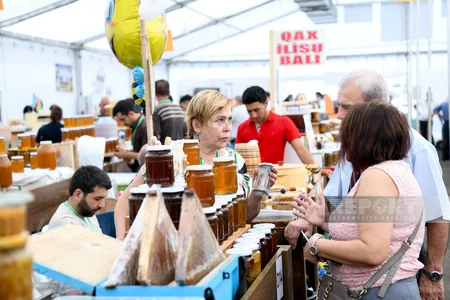 Bakıda alıcı gözləyən bal yarmarkasından - REPORTAJ