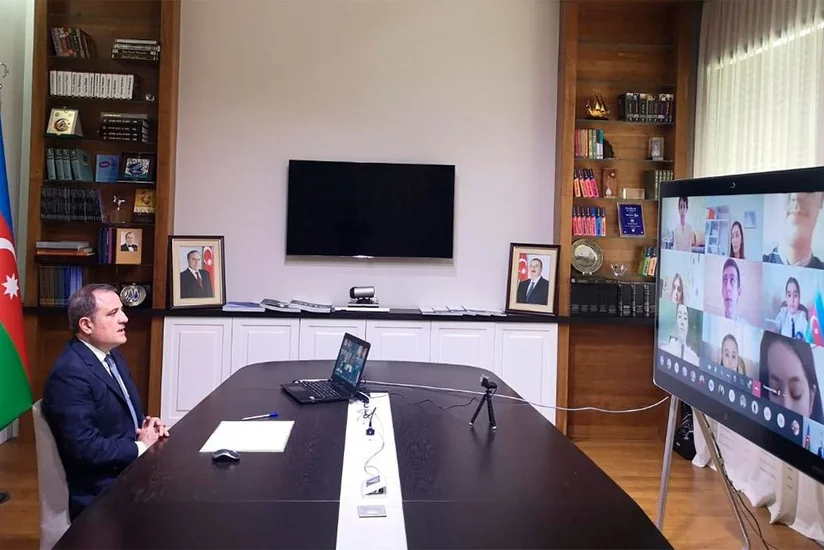 Ceyhun Bayramov “Virtual əlaçı”larla videogörüş keçirib