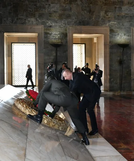 Prezident İlham Əliyev Ankarada Anıtqəbiri ziyarət edib