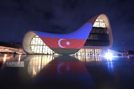Heydər Əliyev Mərkəzi Türkiyə bayrağı ilə işıqlandırılıb