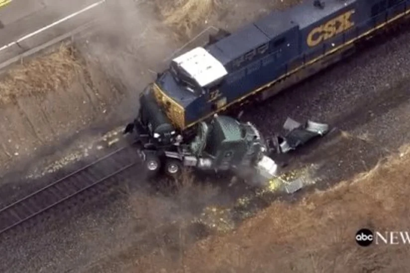 ABŞ-da qatar kimyəvi maddə daşıyan yük maşını ilə toqquşub - VİDEO