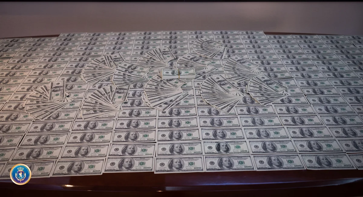 Gürcüstanda külli miqdarda saxta dollar satan Azərbaycan vətəndaşı saxlanılıb