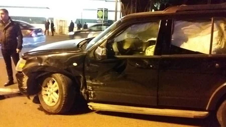 Bakıda yüksək sürətlə hərəkət edən “BMW” otelin giriş qapısına çırpılıb