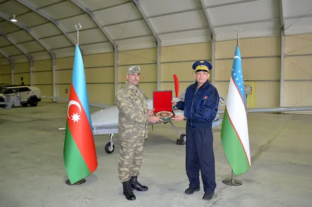 Özbəkistan müdafiə nazirinin müavini HHQ-nin hərbi hissəsində olub