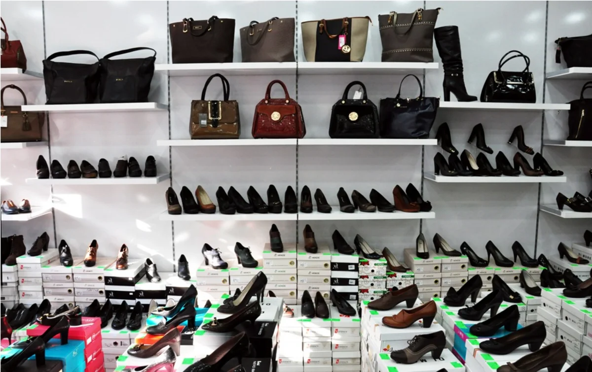 Bakıda mağazadan 7200 manatlıq ayaqqabı oğurlanıb