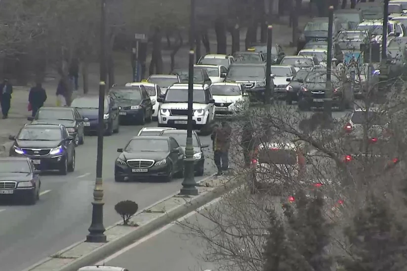 Qəza Həsən bəy Zərdabi prospektində sıxlıq yaratdı